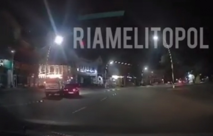 Момент ДТП с участием Ленд Крузера полицейского в Мелитополе попал на видео