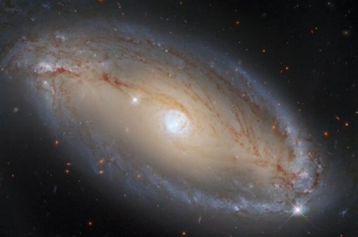 Hubble сделал фото спиральной галактики в созвездии Весы
