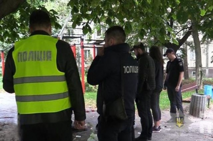 В Киеве злоумышленник убил женщину на детской площадке