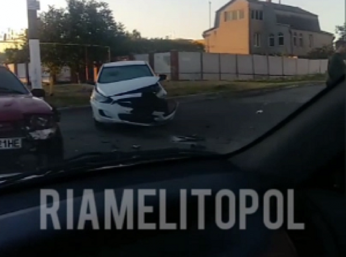 В Мелитополе утро началось с серьезного ДТП - лоб в лоб столкнулись Хюндай и Форд (видео)