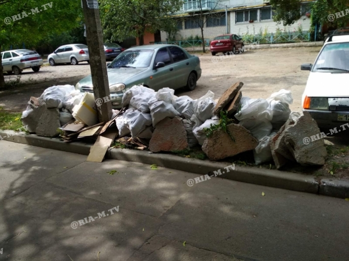 Житель Мелитополя устроил охоту на соседей, которые замусорили двор (фото)