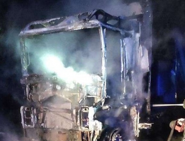 В Запорожье дотла сгорел грузовик с прицепом (фото)