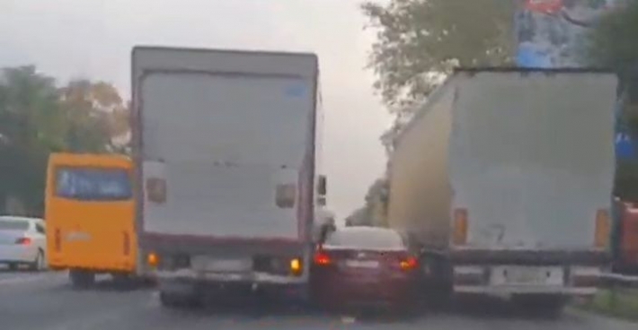 В Киеве женщина на авто хотела проскочить между двух фур и оказалась в ловушке: видео