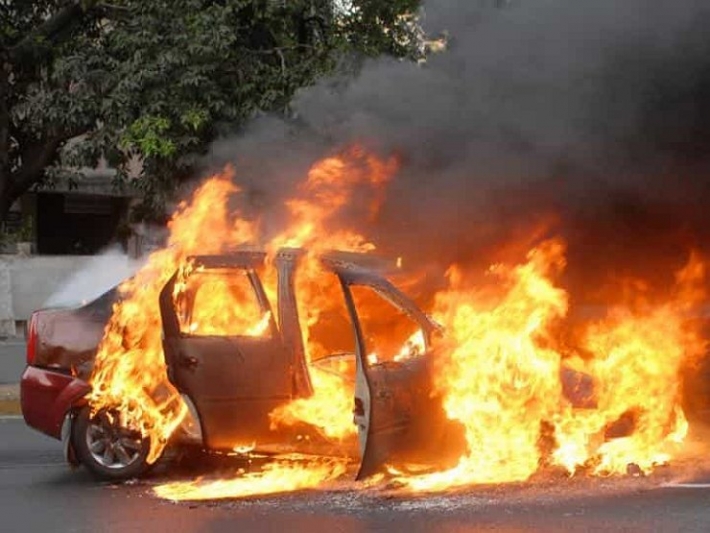 В Запорожье возле заправки загорелся автомобиль - пострадал мужчина