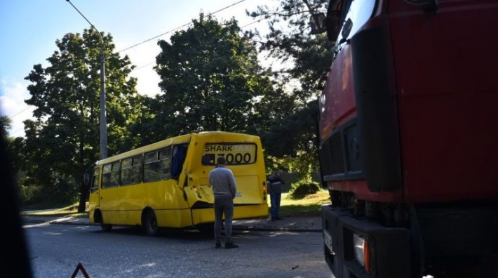 В Запорожье КамАЗ врезался в автобус, который отъезжал от остановки