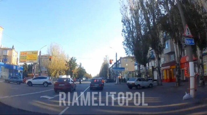 В Мелитополе водитель джипа удивлял маневрами на глазах у полиции