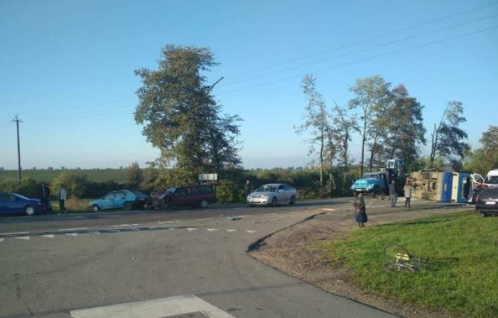 Автобус перевернуло на бок: во Львовской области масштабное ДТП, много пострадавших, фото