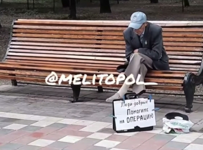 В Мелитополе в парке пенсионер отчаянно просит помощи (видео)