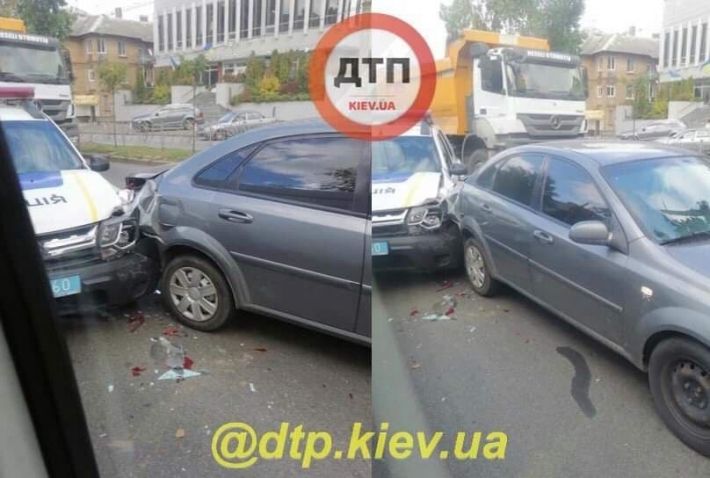 ​В Киеве ДТП с авто полиции парализовало движение: фото