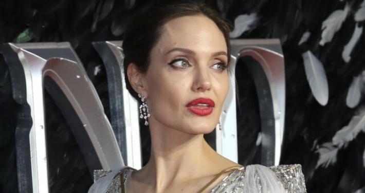 Попали под "обстрел" папарацци: звезда Голливуда Анджелина Джоли закрутила роман с певцом, младше ее на 15 лет
