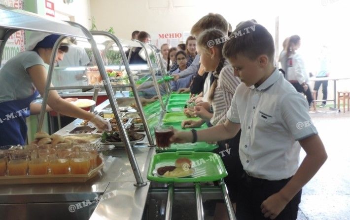 В сети показали, чем в Мелитополе школьников кормят за 25 гривен (фото)