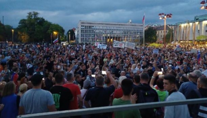 В Словении полиция водометами разогнала многотысячный митинг противников карантина: фото и видео