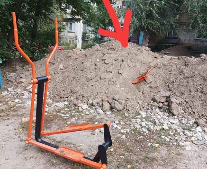 В Запорожье коммунальщики "закопали" новые тренажеры (фото)