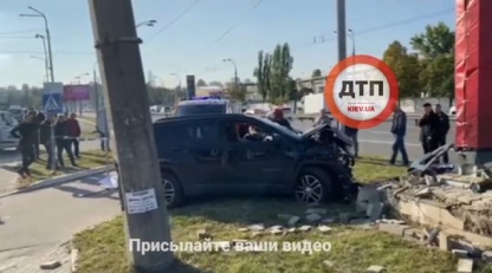 Авто всмятку: в Киеве произошла серьезная авария, есть пострадавший, видео