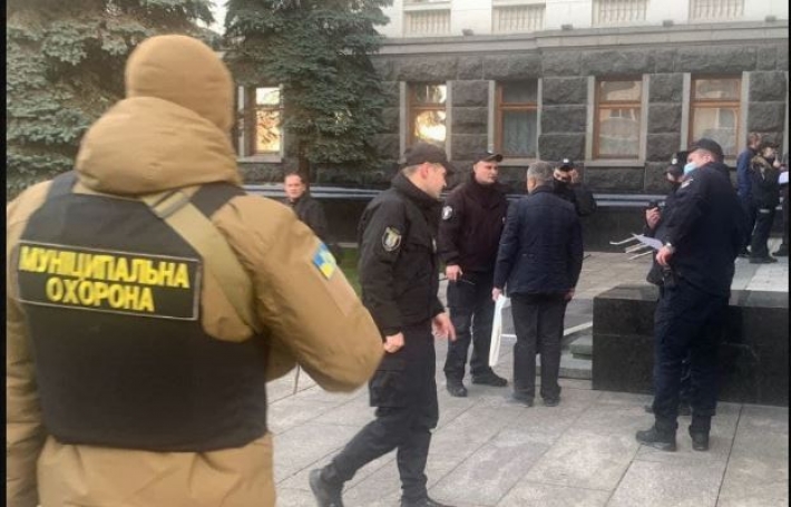 В Киеве мужчина попытался поджечь себя в здании Офиса президента: фото