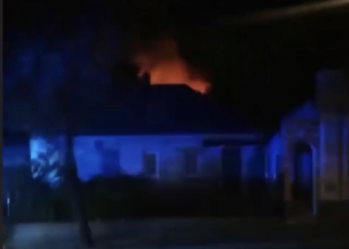 В Мелитополе спасатели ликвидировали масштабный пожар в жилом доме (видео)