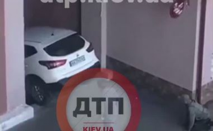 В Киеве "находчивый" водитель хотел сократить дорогу и попал на серьезные неприятности: видео