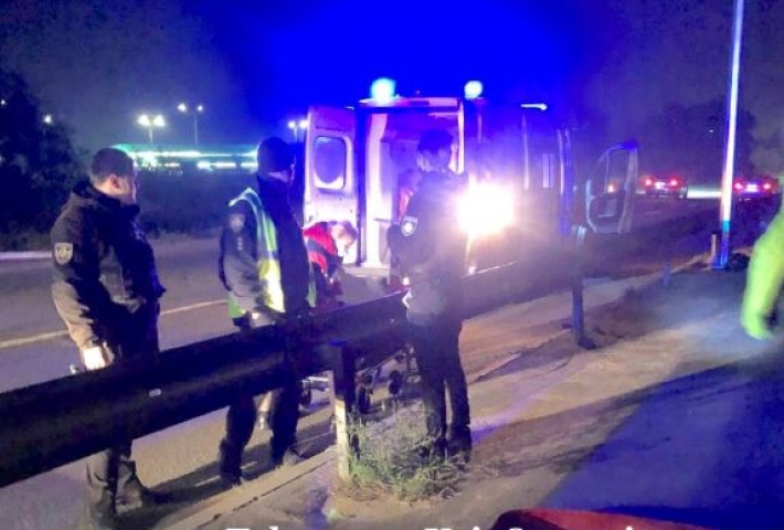 Не справилась с управлением: в Киеве авто влетело в отбойник, женщина-водитель погибла на месте, фото