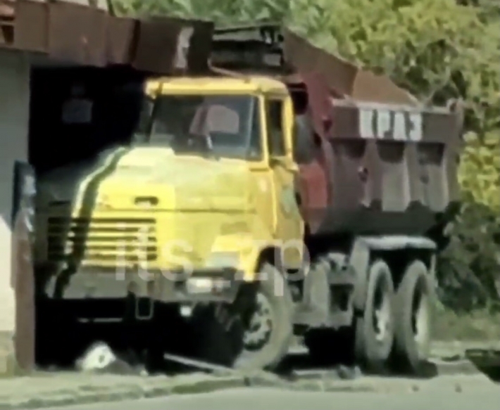 В Запорожье грузовик влетел в остановку: пострадала женщина (видео18+)