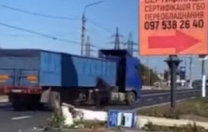 В Мелитополе грузовик снес электрооопору и "запутался" в проводах (видео)
