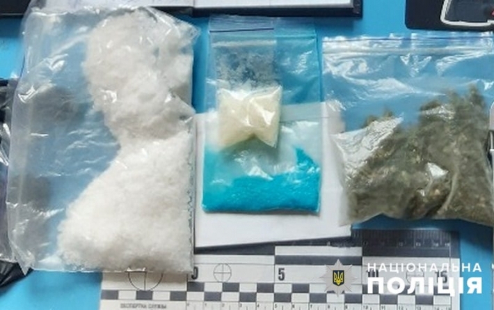 "Для себя" в Мелитополе наркоман держал ассортимент наркотиков (фото)