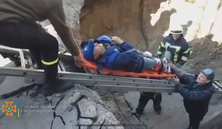В Запорожье мужчина травмировался, упав в глубокую яму (фото)