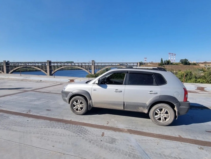 Тест-драйв - строящийся балочный мост в Запорожье испытали автомобилем