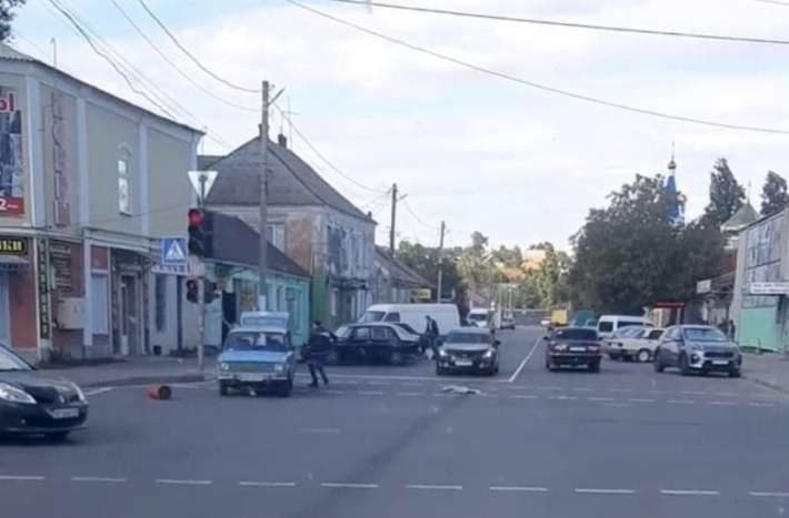 В Мелитополе у водителя ВАЗа из багажника рассыпались газовые баллоны (фото, видео)