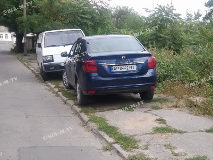 В Мелитополе отличились два гения парковки (фото)