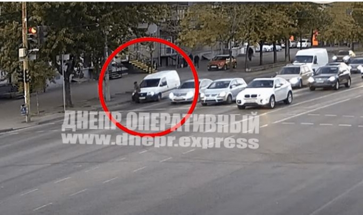 В Днепре на Слобожанском Fiat сбил нетрезвого пешехода: видео момента аварии