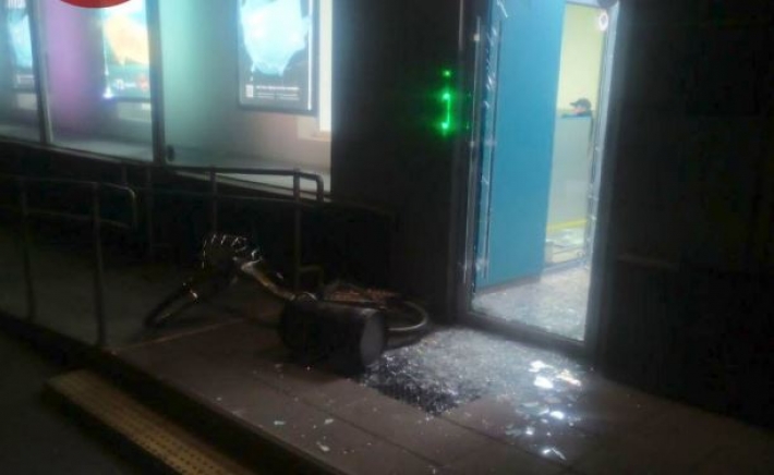Выбил дверь, хотел ограбить банк: в Киеве рецидивист пошел на дерзкое преступление, фото