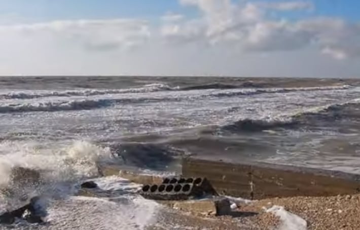У берега Кирилловки бушует шторм - что с медузами (видео)