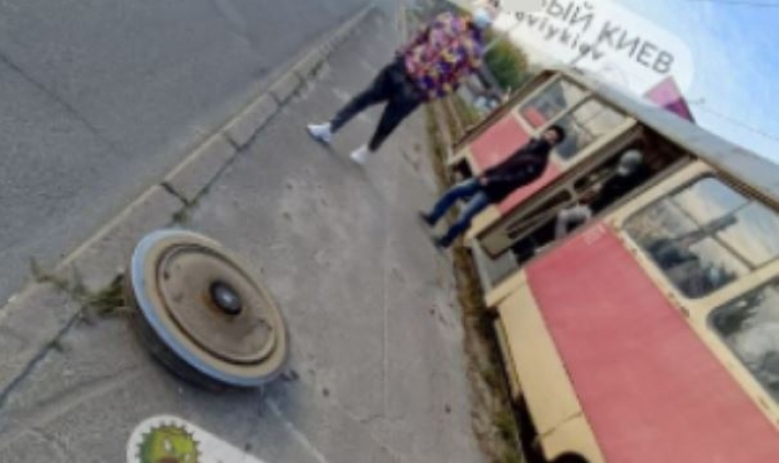 В Киеве у трамвая на ходу отвалилось колесо: фото