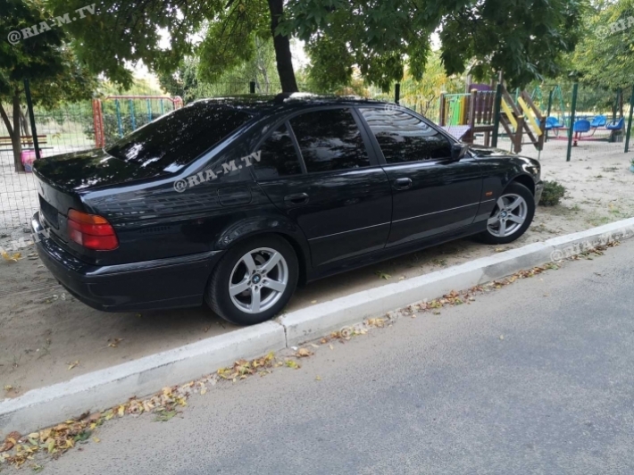 В полиции отреагировали на автохама на БМВ, паркующегося на детской площадке в Мелитополе