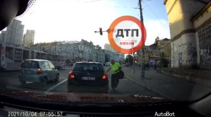 Барсеточник "косил" под пьяного: попытка ограбления авто в Киеве попала на видео