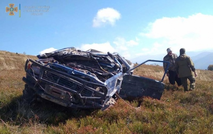 На Закарпатье автомобиль перевернулся при попытке заезда на вершину (фото)