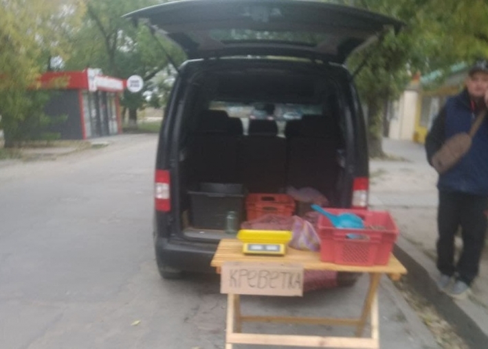 В Мелитополе продавец креветки оккупировал проезжую часть (фото)