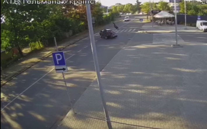 В Ужгороде мотоциклист пролетел десяток метров в воздухе после столкновения с авто: видео