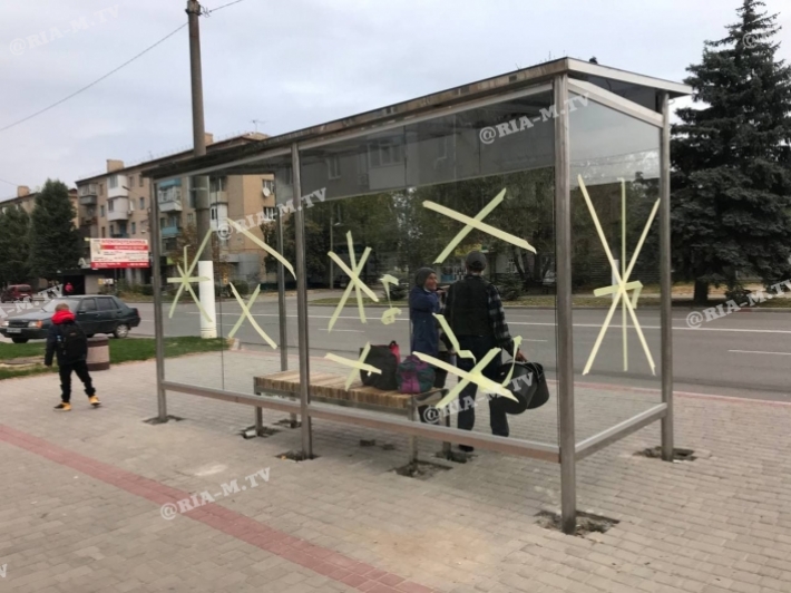 В Мелитополе на модной остановке установили стекло (фото, видео)
