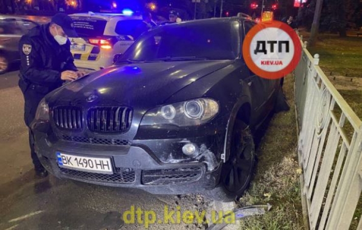 В Киеве пьяная компания на внедорожнике протаранила авто: фото