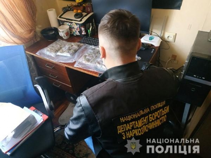 В Запорожье у 22-летнего парня нашли 200 свертков наркотиков (фото)