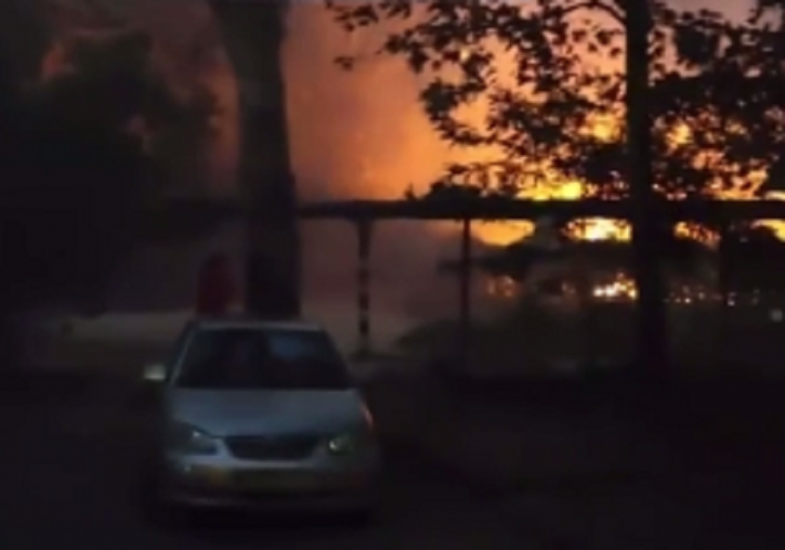 В Мелитополе горит территория одной из школ (видео)