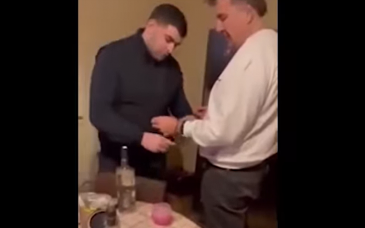 Забрали из-за стола: появилось видео задержания Саакашвили в квартире в Тбилиси