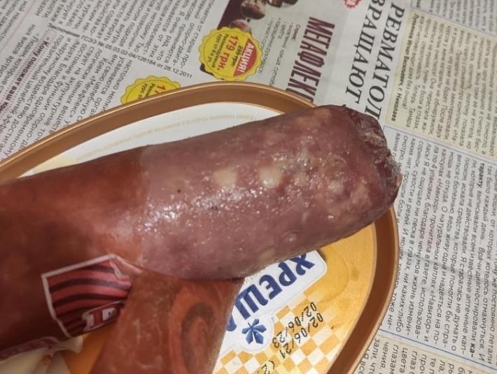 В Мелитополе покупателю "впарили" липкую колбасу (фото)