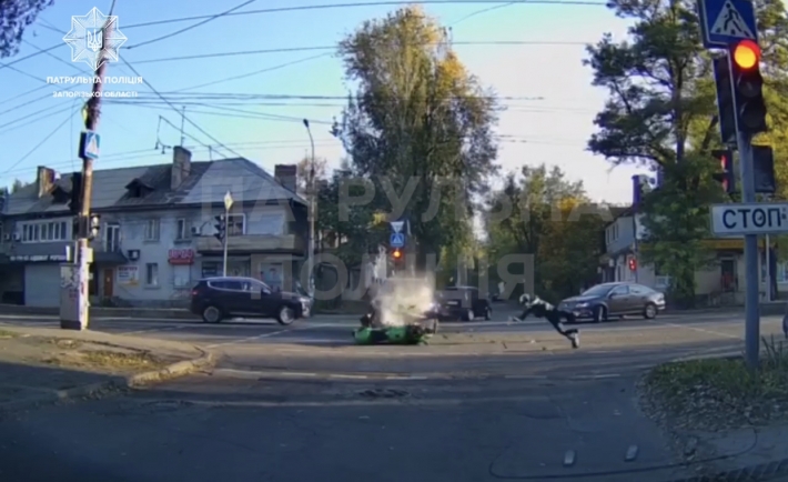 Мотоциклист пролетел над авто - в Запорожье серьезное ДТП (видео)