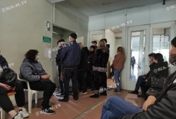 В Мелитополе толпа в «зеленой» поликлинике в очереди на флюорографию