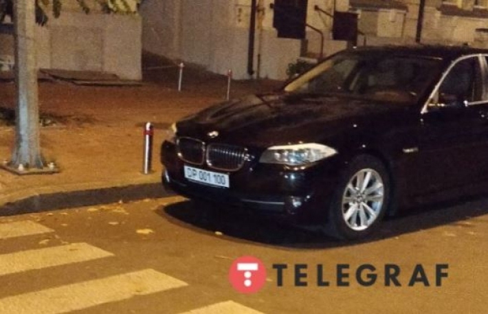 В центре Киева авто путинских дипломатов нарушило ПДД: фото "героя парковки"
