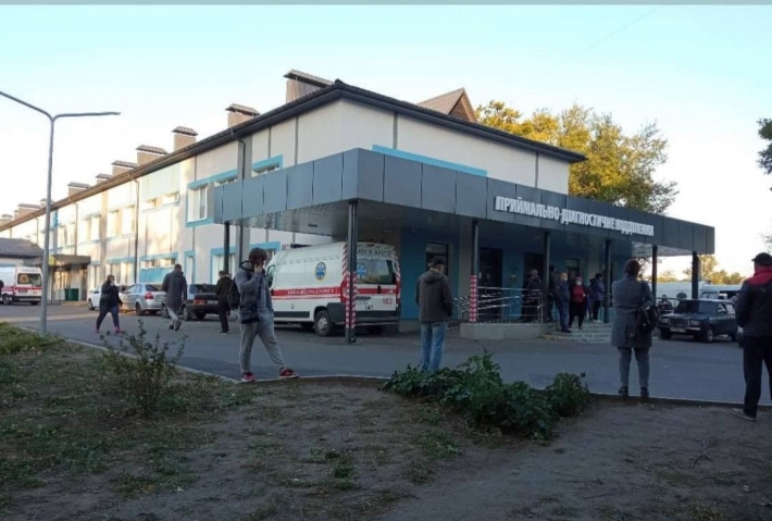 В Мелитополе "скорые" подвозят больных к ковидному госпиталю каждые 10 минут (фото)