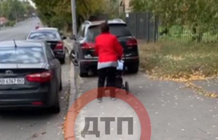 Полиция так и не приехала: в Киеве наглый водитель разогнал пешеходов с тротуара, оставил авто и ушел, видео