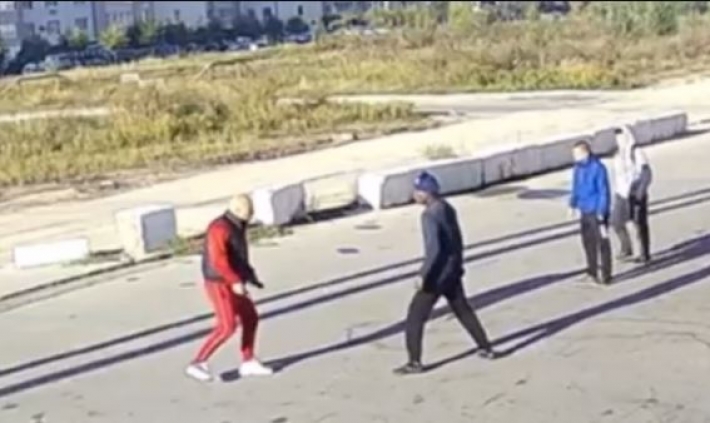 Похоже на расизм: в Киеве дважды за день напали на темнокожего автомойщика, момент попал на видео